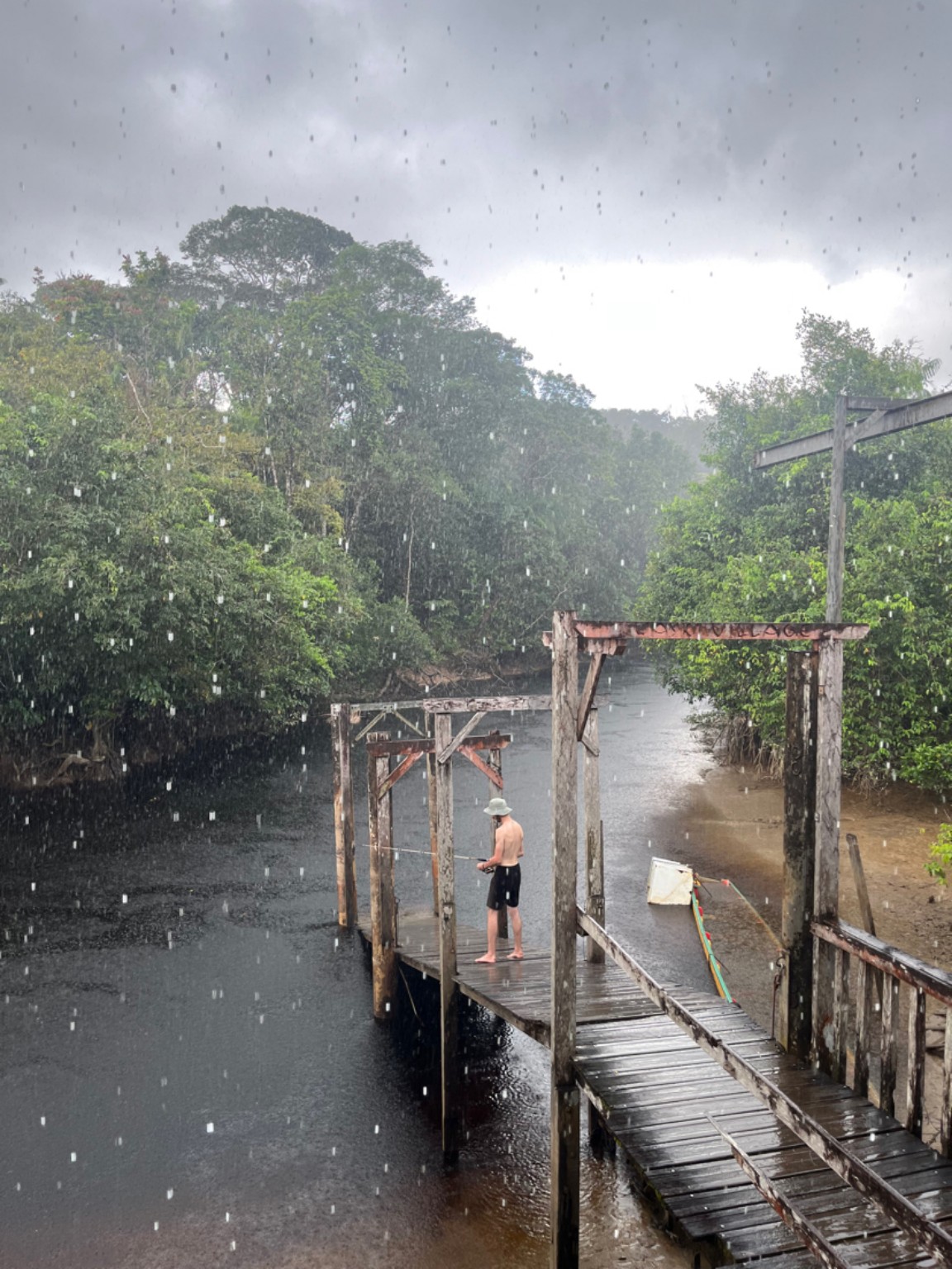 Ponton sous la pluie